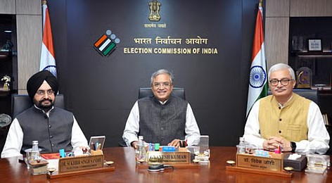 लोकसभा में प्रेस कॉन्फ्रेंस करते राहुल गांधी