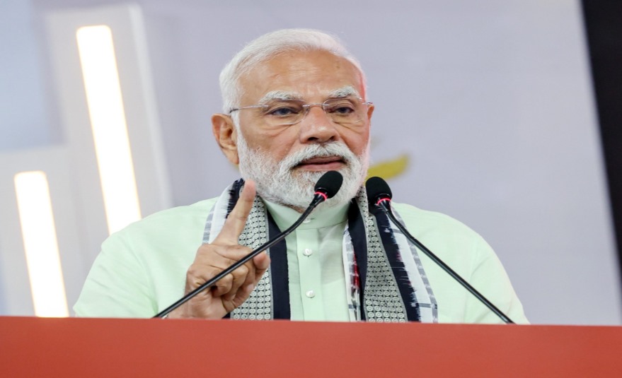 प्रधानमंत्री नरेंद्र मोदी नेपाल की अंतरिम पीएम सुशीला कार्की से फोन पर बातचीत करते हुए