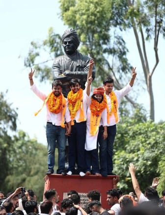 "डूसू चुनाव 2025 में एबीवीपी उम्मीदवारों की जीत का जश्न मनाते छात्र – आर्यन मान, दीपिका झा और कुणाल चौधरी"