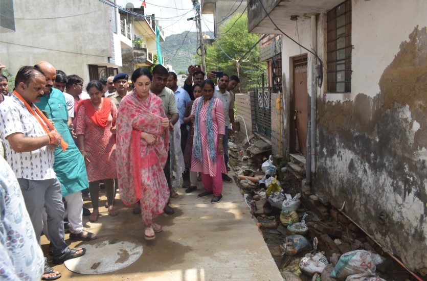 अजमेर बाढ़ प्रभावित क्षेत्र में पीड़ितों से मिलती उपमुख्यमंत्री दिया कुमारी