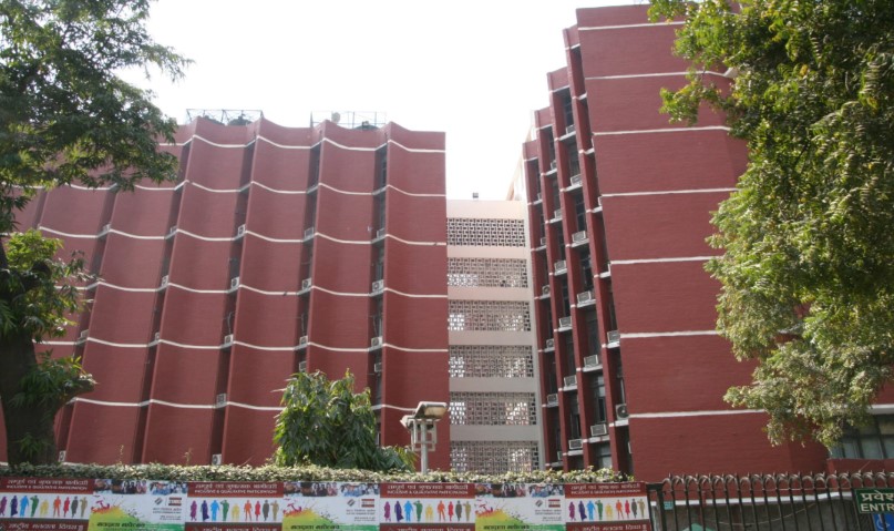 "चुनाव आयोग ने ईवीएम बैलेट पेपर पर रंगीन तस्वीरें छापने का नियम लागू किया"