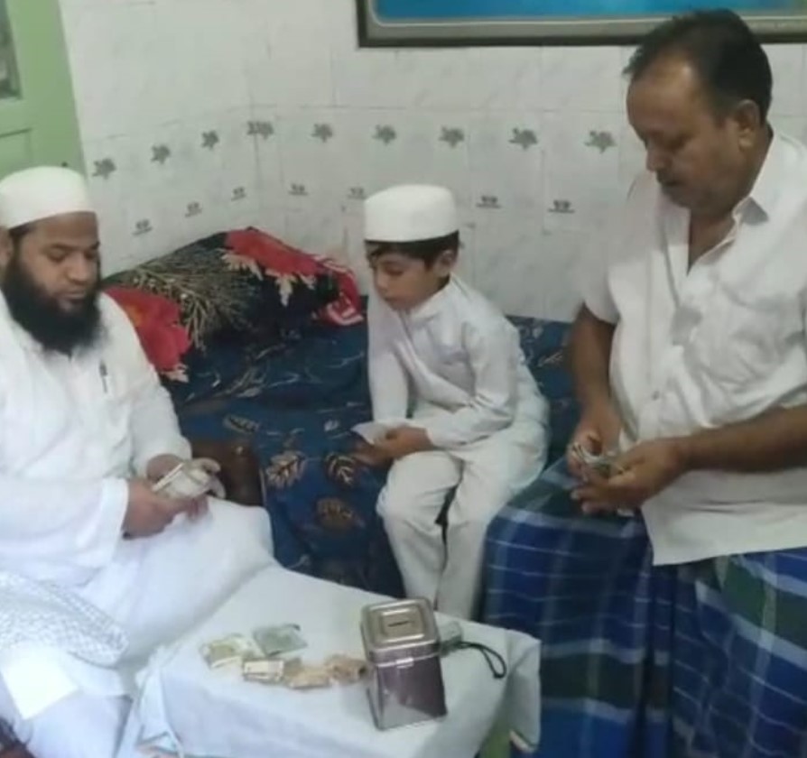 चूरू के बच्चे आज़म थीम ने गुल्लक तोड़कर 21 हजार रुपए पंजाब बाढ़ पीड़ितों को दान किए