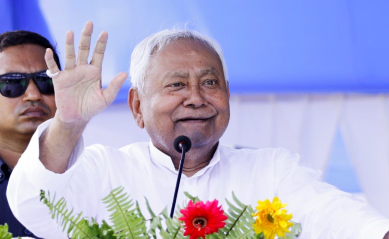 "सीएम नीतीश कुमार निर्माण श्रमिकों को 5,000 रुपये की सहायता राशि ट्रांसफर करते हुए"